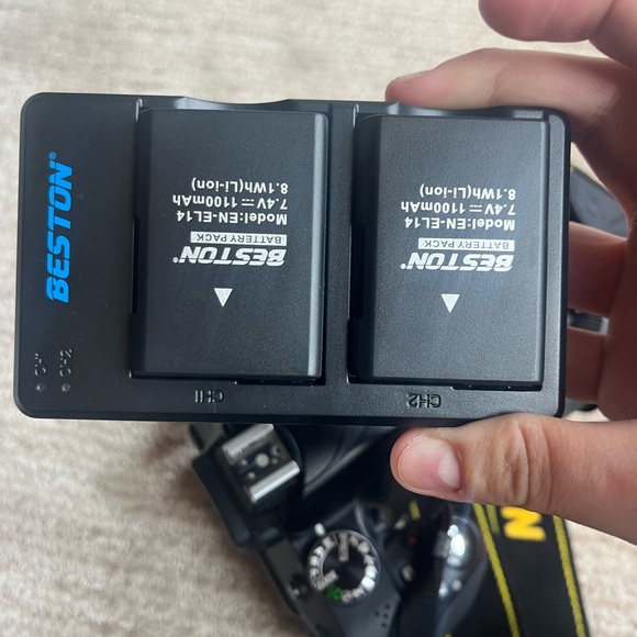 Nikon D3300 + 2 lenses and battery pack with batteries - Picture 5 of 6